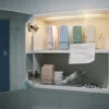 Armario de baño abierto con los medicamentos ordenados en cajas etiquetadas.