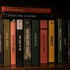 Novelas, cómics y cajas de videojuego del género apocalíptico alineados en una estantería oscura