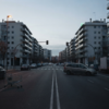 Avenida de una ciudad mediterránea vacía al amanecer durante un corte de suministro general